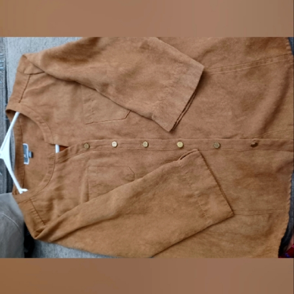 A beautiful brown polyester jacket with 2 pockets and a beautiful cut. size M